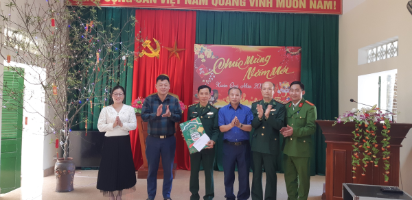 Lãnh đạo xã Hương Vĩnh, huyện Hương Khê chúc Tết cán bộ, chiến sỹ  đồn Biên phòng Bản Gàng