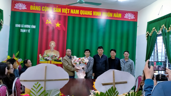 Lãnh đạo xã tặng hoa, chúc mừng cán bộ, nhân viên, người lao động  Trạm y tế xã Hương Vĩnh