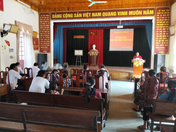 Hội chữ thập đỏ xã Hương Vĩnh tặng qùa các hộ gia đình đặc biệt khó khăn