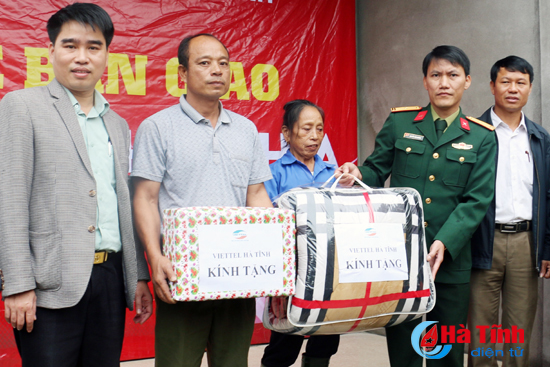 Báo Nhi đồng – Măng non trao tặng học bổng cho các em học sinh vùng lũ Hương Khê