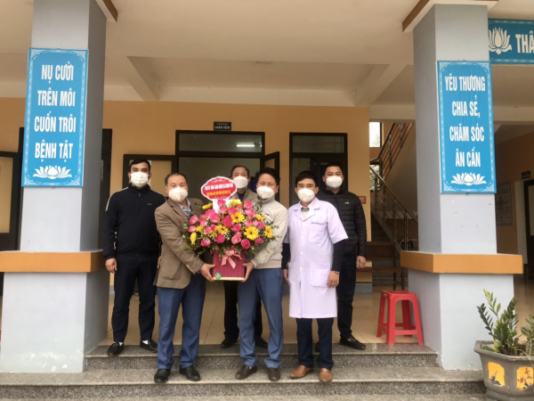 Lãnh đạo xã tặng hoa chúc mừng trạm y tế nhân kỷ niệm 67 năm ngày thầy thuốc Việt Nam.