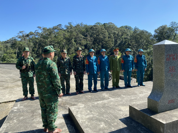 Lực lượng Quân sự - Công an xã Hương Vĩnh phối hợp tuần tra biên giới
